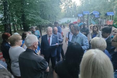 Москва. Народная приемная КПРФ в ВАО. В Северном Измайлово жителям ни минуты покоя из-за реновационной стройки. Протестная встреча с депутатом С.П.Обуховым