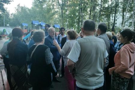 Москва. Народная приемная КПРФ в ВАО. В Северном Измайлово жителям ни минуты покоя из-за реновационной стройки. Протестная встреча с депутатом С.П.Обуховым