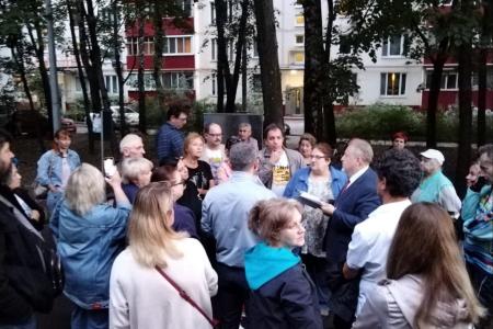 Москва. Народная приемная КПРФ в ВАО. В Северном Измайлово жителям ни минуты покоя из-за реновационной стройки. Протестная встреча с депутатом С.П.Обуховым