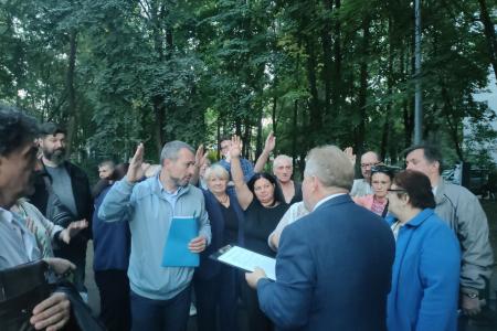 Москва. Народная приемная КПРФ в ВАО. В Северном Измайлово жителям ни минуты покоя из-за реновационной стройки. Протестная встреча с депутатом С.П.Обуховым