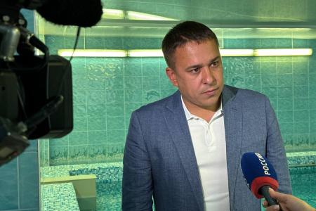 Сенатор РФ Айрат Гибатдинов вместе с депутатом-коммунистом Романом Султашовым оказали содействие в восстановлении бассейна в городской поликлинике №6 Заволжского района Ульяновска