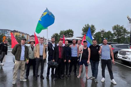 Коммунисты Южно-Сахалинского городского отделения КПРФ провели автопробег и передачу гуманитарной помощи для бойцов СВО в День ВДВ