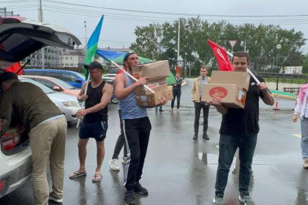 Коммунисты Южно-Сахалинского городского отделения КПРФ провели автопробег и передачу гуманитарной помощи для бойцов СВО в День ВДВ