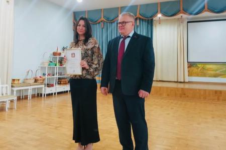 Руководитель фракции КПРФ Александр Наумов: Воспитатель — это защитник детских сердец!