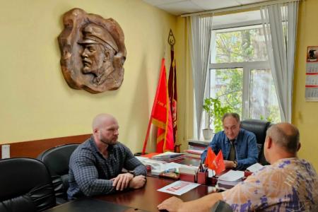 Подмосковные коммунисты: Труд стоит первым на знамени достижений!