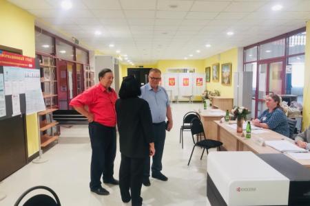 Секретарь МК КПРФ, руководитель фракции КПРФ в Мособлдуме Александр Наумов посетил избирательные участки в Кашире