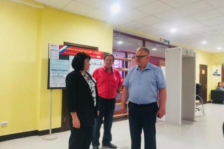 Секретарь МК КПРФ, руководитель фракции КПРФ в Мособлдуме Александр Наумов посетил избирательные участки в Кашире