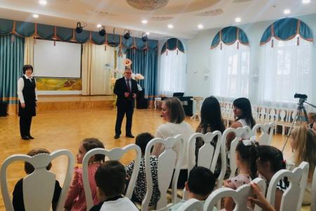 Руководитель фракции КПРФ Александр Наумов: Воспитатель — это защитник детских сердец!