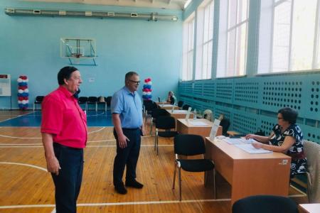 Секретарь МК КПРФ, руководитель фракции КПРФ в Мособлдуме Александр Наумов посетил избирательные участки в Кашире