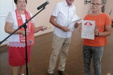 Тамбовская область. Коммунисты поощрили детей, плетущих маскировочные сети для бойцов СВО, и проводят акцию «Помоги собраться в школу»
