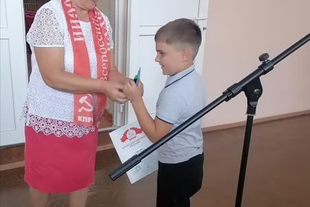 Тамбовская область. Коммунисты поощрили детей, плетущих маскировочные сети для бойцов СВО, и проводят акцию «Помоги собраться в школу»