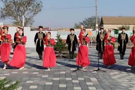 Первый секретарь Калмыцкого рескома КПРФ Николай Нуров принял участие в открытии парка в поселке Ики-Бурул