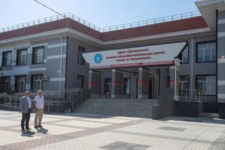 Первый секретарь Калмыцкого рескома  партии Николай Нуров поздравил коллектив Оргакинской средней школы с Днем знаний и завершением капремонта