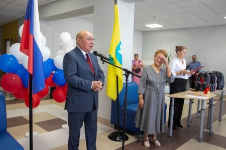 Первый секретарь Калмыцкого рескома  партии Николай Нуров поздравил коллектив Оргакинской средней школы с Днем знаний и завершением капремонта