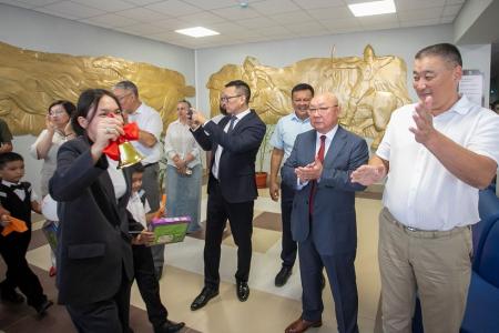 Первый секретарь Калмыцкого рескома  партии Николай Нуров поздравил коллектив Оргакинской средней школы с Днем знаний и завершением капремонта