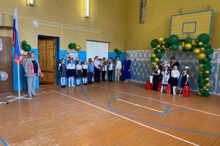 Воронежская область. В новый учебный год школьников Каменно-Верховки напутствовали глава поселения Александр Верлин, депутаты Светлана Вертепова и Сергей Гаврилов