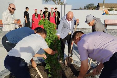 Первый секретарь Калмыцкого рескома КПРФ Николай Нуров принял участие в открытии парка в поселке Ики-Бурул