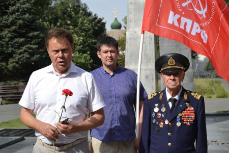 Астраханские коммунисты возложили цветы в честь окончания Второй мировой войны