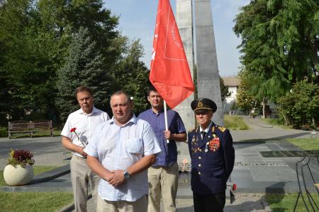 Астраханские коммунисты возложили цветы в честь окончания Второй мировой войны