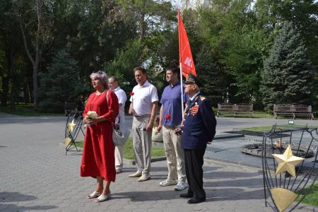 Астраханские коммунисты возложили цветы в честь окончания Второй мировой войны