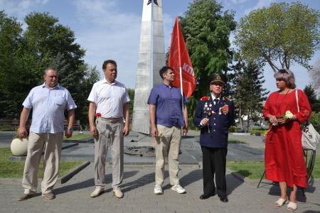 Астраханские коммунисты возложили цветы в честь окончания Второй мировой войны