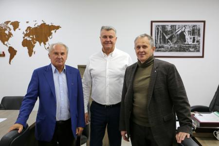 В рамках рабочего визита в Югру Николай Езерский посетил «Югорский лесопромышленный холдинг»