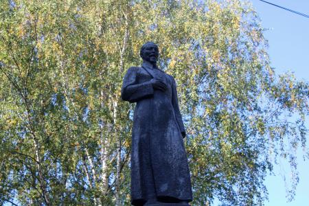 Ижевские коммунисты возложили цветы к памятнику Феликсу Дзержинскому