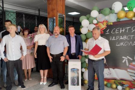 Запорожские коммунисты поздравили учеников