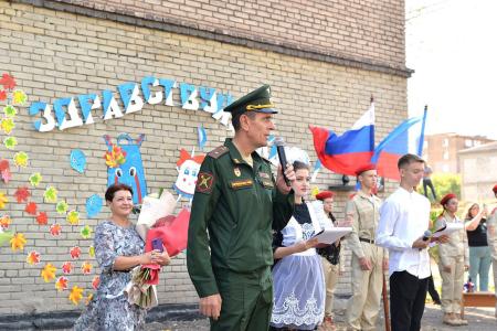 Депутаты от КПРФ поздравили с Днем знаний школьников и студентов ЛНР