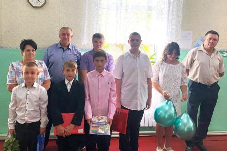 Депутаты от КПРФ поздравили с Днем знаний школьников и студентов ЛНР