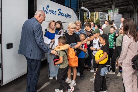 В ДНР состоялась отправка детей в дом отдыха «Снегири»