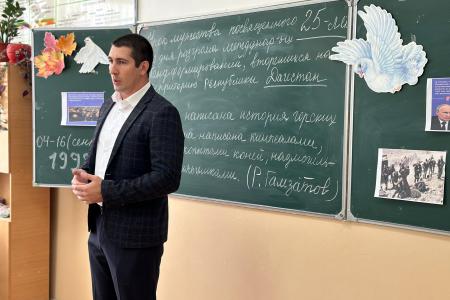Первый секретарь Дагестанского республиканского отделения ЛКСМ РФ Артём Гаджитаев провел уроки Мужества