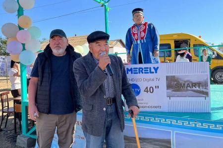 Подарок ветерану-животноводу от коммунистов Кетченеровского района Калмыкии