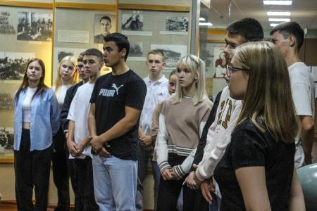 Воронежские авиастроители показали молодежи Калачевской гимназии свой завод