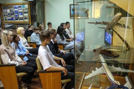 Воронежские авиастроители показали молодежи Калачевской гимназии свой завод