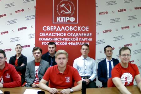 Глава Республики Хакасия Валентин Коновалов поделился опытом работы с комсомольским активом