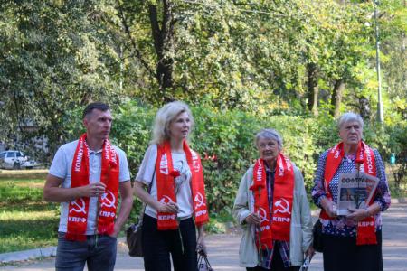 Ижевские коммунисты возложили цветы к памятнику Феликсу Дзержинскому