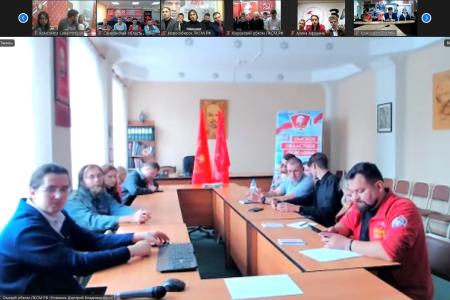 Глава Республики Хакасия Валентин Коновалов поделился опытом работы с комсомольским активом