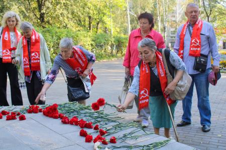 Ижевские коммунисты возложили цветы к памятнику Феликсу Дзержинскому