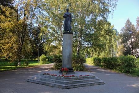 Ижевские коммунисты возложили цветы к памятнику Феликсу Дзержинскому