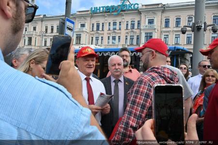 Г.А. Зюганов принял участие в московской акции «Красные в городе»