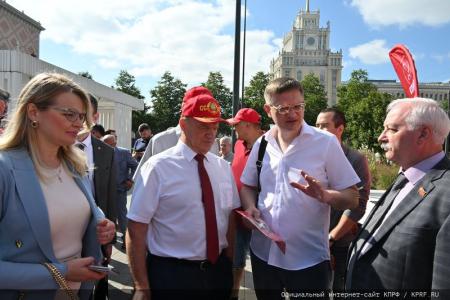 Г.А. Зюганов принял участие в московской акции «Красные в городе»