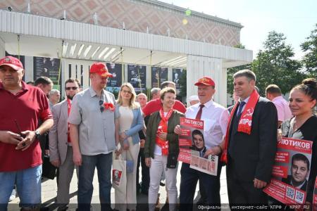 Г.А. Зюганов принял участие в московской акции «Красные в городе»