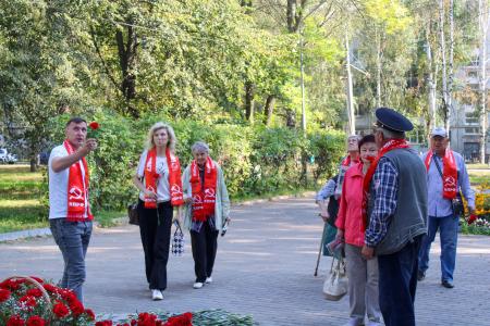 Ижевские коммунисты возложили цветы к памятнику Феликсу Дзержинскому