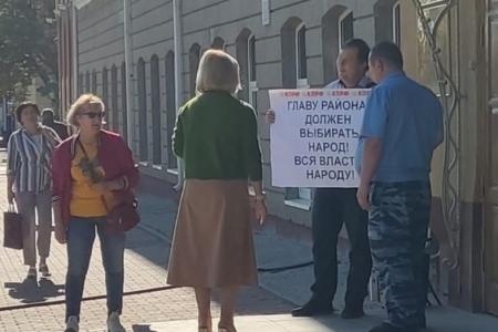 Саратовская область. Коммунисты Энгельсского РК КПРФ провели одиночные пикеты против процедуры назначения главы района