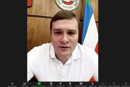 Глава Республики Хакасия Валентин Коновалов поделился опытом работы с комсомольским активом