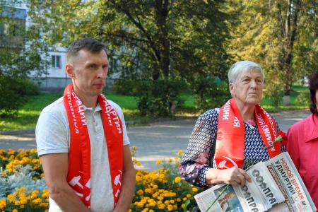 Ижевские коммунисты возложили цветы к памятнику Феликсу Дзержинскому