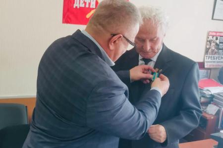 Секретарь МК КПРФ, руководитель фракции КПРФ в Мособлдуме Александр Наумов вручил Владимиру Безбожному медаль «50 лет начала строительства БАМа»