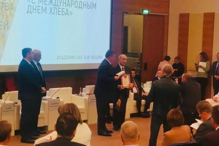Руководитель фракции КПРФ Александр Наумов, вместе с депутатами-коммунистами Мособлдумы, принял участие в парламентских слушаниях в Госдуме