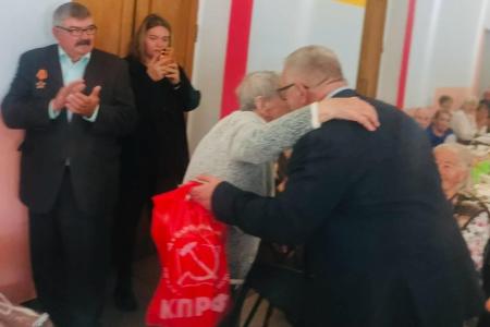 Руководитель фракции КПРФ Александр Наумов: Подрастающее поколение должно учиться у ветеранов патриотизму и любви к Родине!